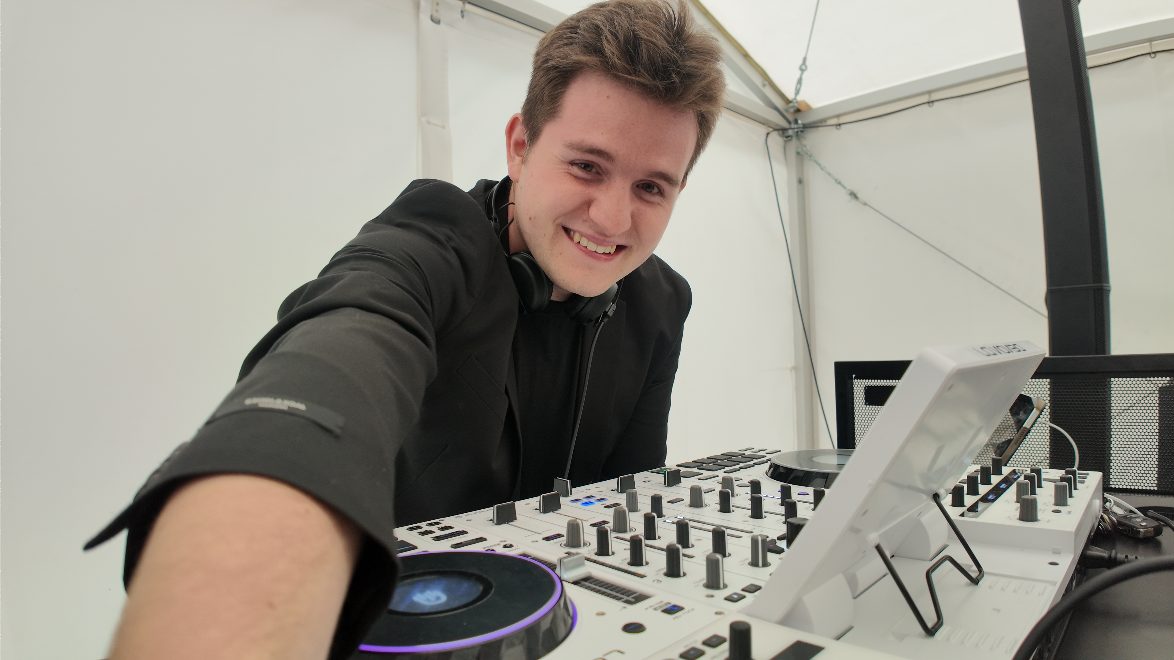 DJ Oskar Stahl am Mischpult